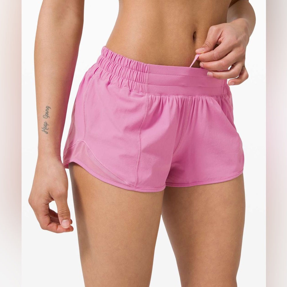 LULULEMON HOTTY HOT SHORT MAGENTA GLOW SIZE 8 2.5 INCH LOW RISE